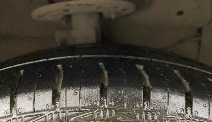 2016 Maruti Ciaz VXI, CNG, Manual, 88,281 km, Right Front Tyre Tread