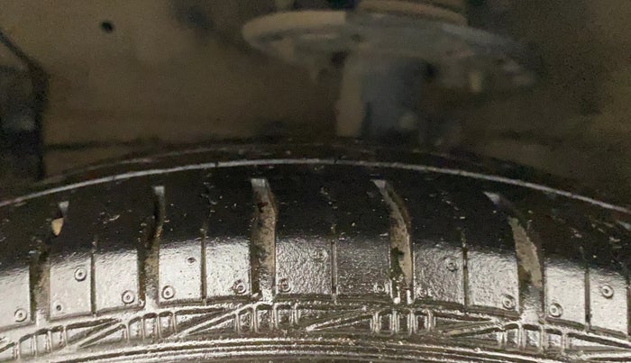 2016 Maruti Ciaz VXI, CNG, Manual, 88,281 km, Left Front Tyre Tread