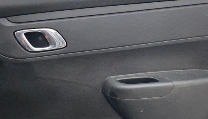 2018 Renault Kwid RXT 1.0 AMT (O), CNG, Automatic, 62,800 km, Driver Side Door Panels Control