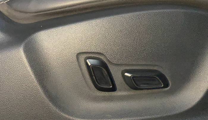 2023 MG ASTOR SHARP 1.5 CVT, Petrol, Automatic, 21,810 km, Driver Side Adjustment Panel