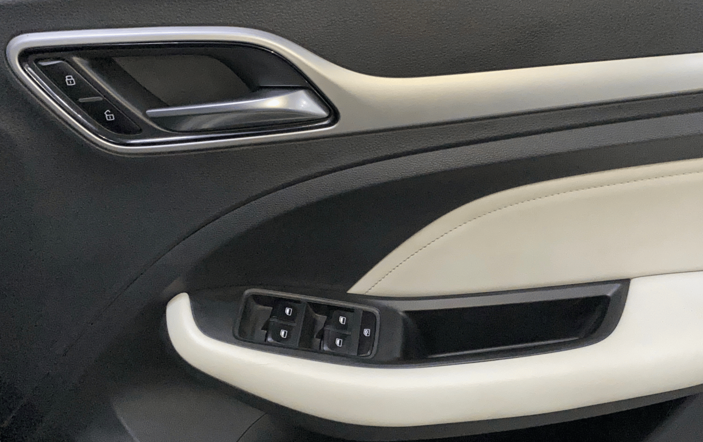 2023 MG ASTOR SHARP 1.5 CVT, Petrol, Automatic, 21,810 km, Driver Side Door Panels Control