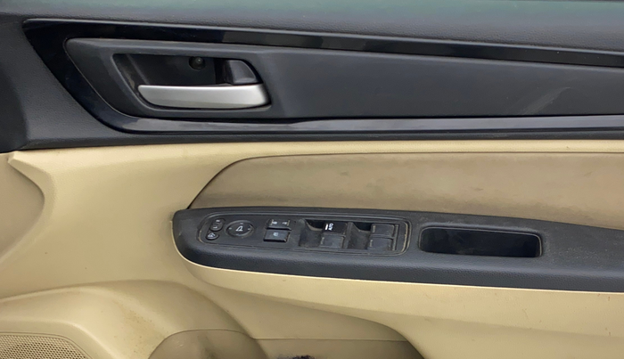 2019 Honda Amaze 1.5L I-DTEC VX, Diesel, Manual, 1,41,077 km, Driver Side Door Panels Control