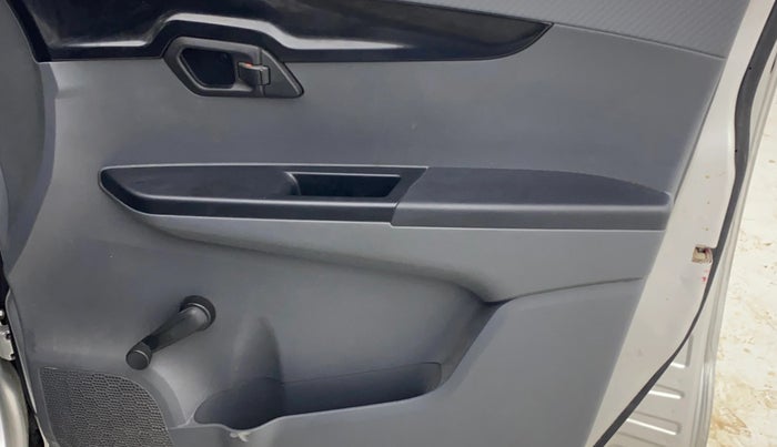 2018 Mahindra KUV 100 NXT K2 P 6 STR, Petrol, Manual, 39,378 km, Driver Side Door Panels Control