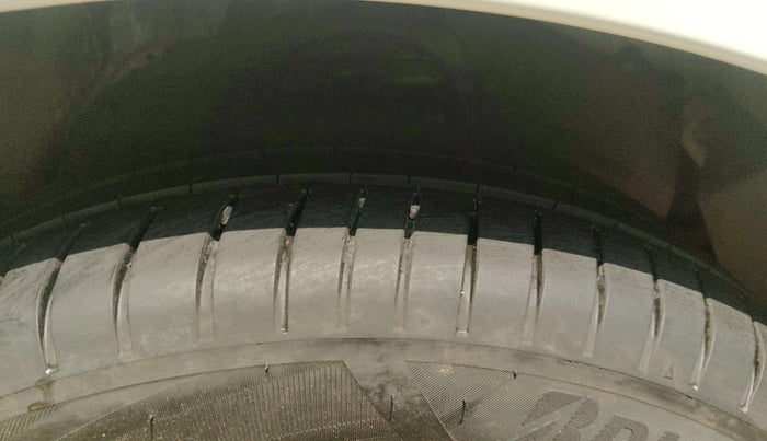 2022 Toyota Innova Crysta 2.4 ZX AT 7 STR, Diesel, Automatic, 47,390 km, Right Rear Tyre Tread