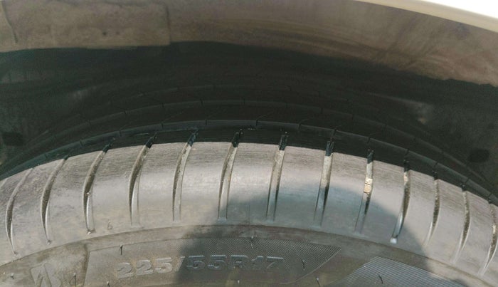 2022 Toyota Innova Crysta 2.4 ZX AT 7 STR, Diesel, Automatic, 47,390 km, Left Front Tyre Tread