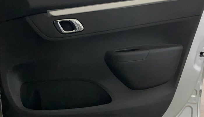 2024 Renault Kwid CLIMBER AMT 1.0, Petrol, Automatic, 20,151 km, Driver Side Door Panels Control