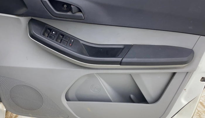 2021 Tata Tiago XT (O) PETROL, CNG, Manual, 51,652 km, Driver Side Door Panels Control