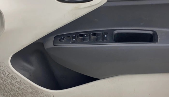 2022 Hyundai AURA S 1.2 CNG, CNG, Manual, 65,644 km, Driver Side Door Panels Control