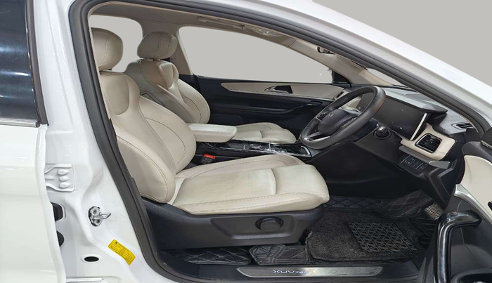 2023 Mahindra XUV700 AX 7 LUXURY P AT 7 STR, Petrol, Automatic, 22,345 km, Right Side Front Door Cabin