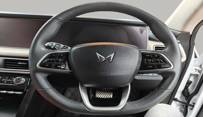 2023 Mahindra XUV700 AX 7 LUXURY P AT 7 STR, Petrol, Automatic, 22,345 km, Steering Wheel Close Up