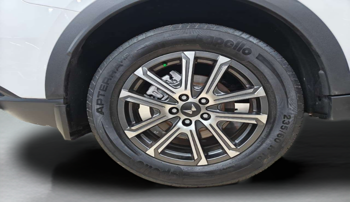 2023 Mahindra XUV700 AX 7 LUXURY P AT 7 STR, Petrol, Automatic, 22,345 km, Right Rear Wheel