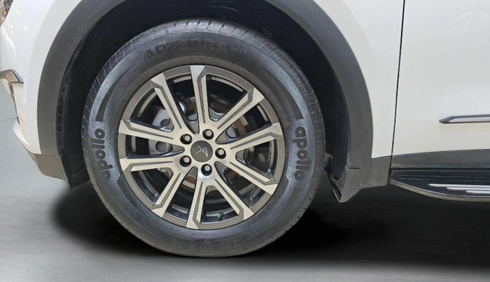 2023 Mahindra XUV700 AX 7 LUXURY P AT 7 STR, Petrol, Automatic, 22,345 km, Left Front Wheel