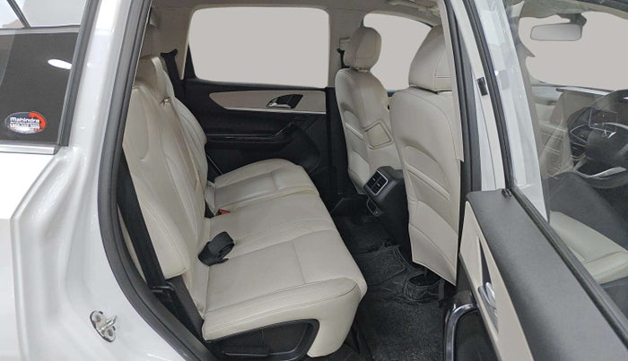 2023 Mahindra XUV700 AX 7 LUXURY P AT 7 STR, Petrol, Automatic, 22,345 km, Right Side Rear Door Cabin