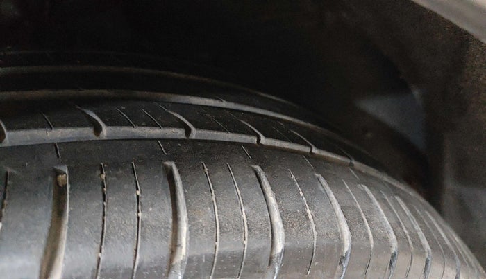 2023 Mahindra XUV700 AX 7 LUXURY P AT 7 STR, Petrol, Automatic, 22,345 km, Right Front Tyre Tread