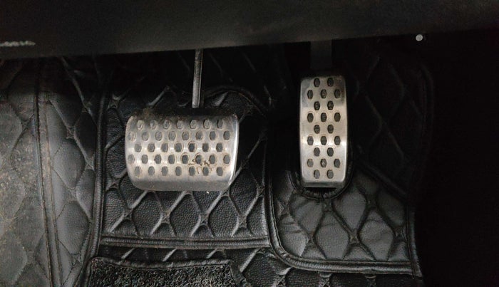 2023 Mahindra XUV700 AX 7 LUXURY P AT 7 STR, Petrol, Automatic, 22,345 km, Pedals