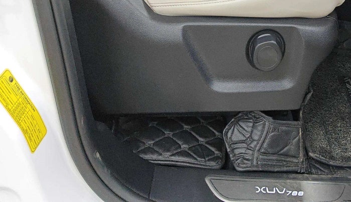 2023 Mahindra XUV700 AX 7 LUXURY P AT 7 STR, Petrol, Automatic, 22,345 km, Driver Side Adjustment Panel