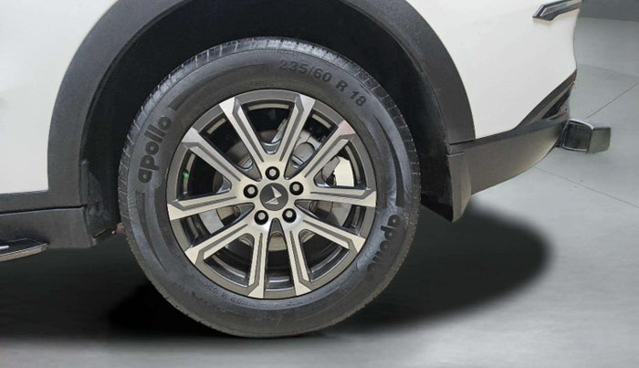 2023 Mahindra XUV700 AX 7 LUXURY P AT 7 STR, Petrol, Automatic, 22,345 km, Left Rear Wheel