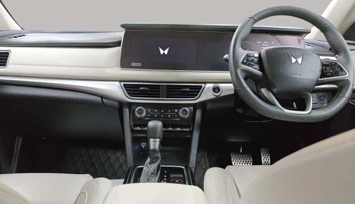 2023 Mahindra XUV700 AX 7 LUXURY P AT 7 STR, Petrol, Automatic, 22,345 km, Air Conditioner