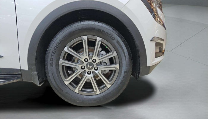 2023 Mahindra XUV700 AX 7 LUXURY P AT 7 STR, Petrol, Automatic, 22,345 km, Right Front Wheel