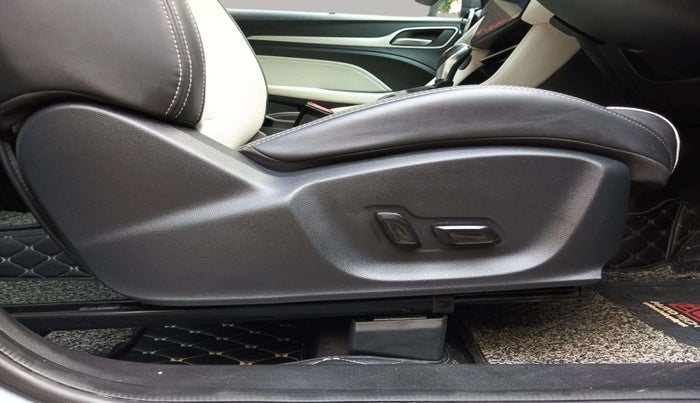 2023 MG ASTOR SAVVY 1.5 CVT, Petrol, Automatic, 24,071 km, Driver Side Adjustment Panel