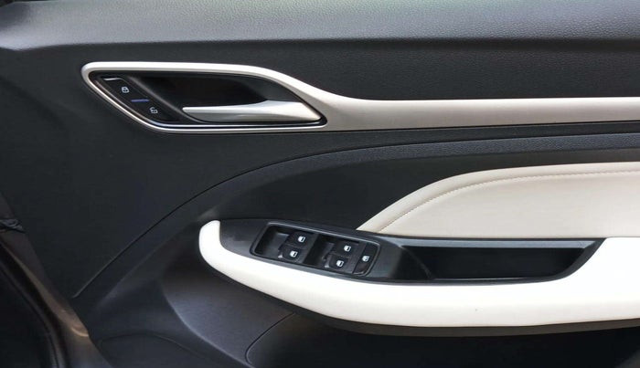 2023 MG ASTOR SAVVY 1.5 CVT, Petrol, Automatic, 24,071 km, Driver Side Door Panels Control