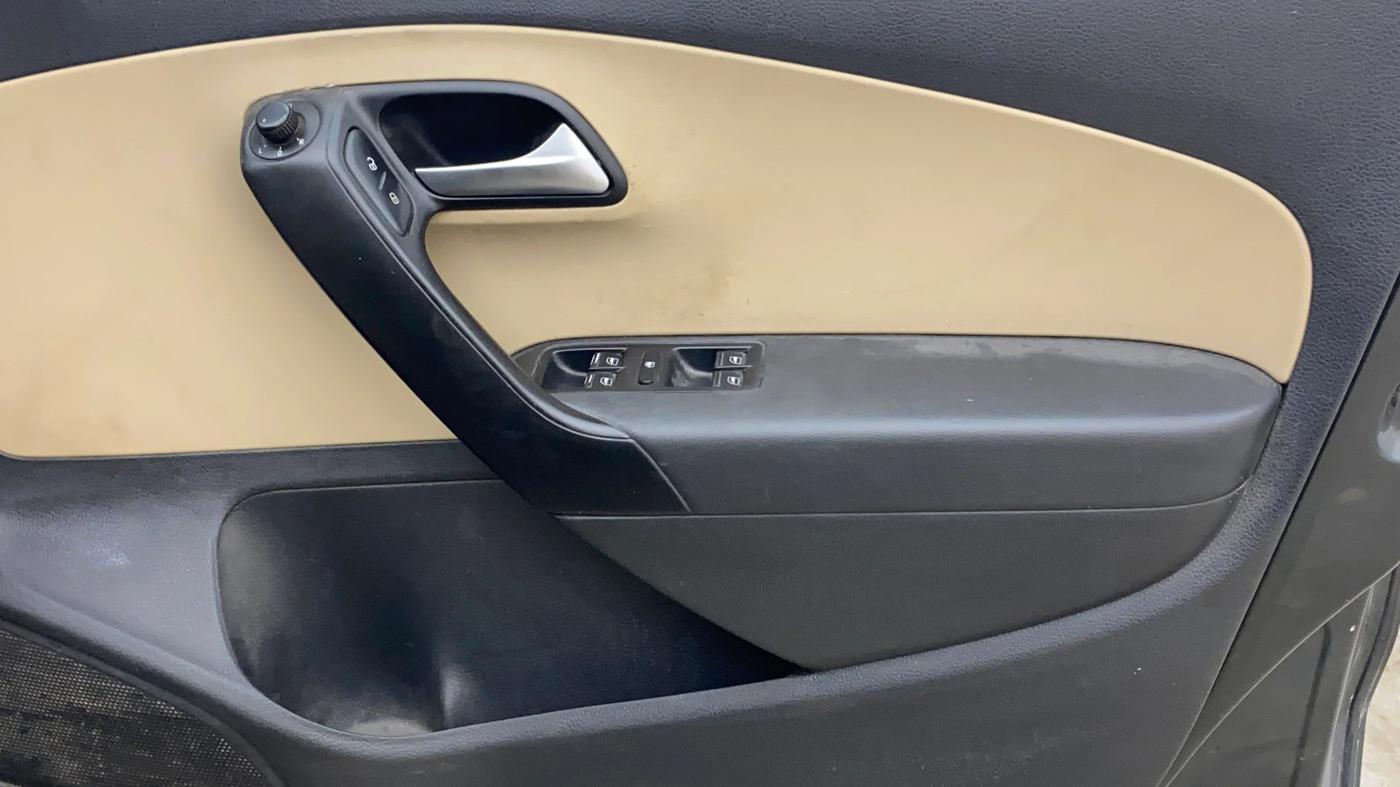 2018 Volkswagen Ameo HIGHLINE PLUS 1.5L AT 16 ALLOY, Diesel, Automatic, 1,09,907 km, Driver Side Door Panels Control