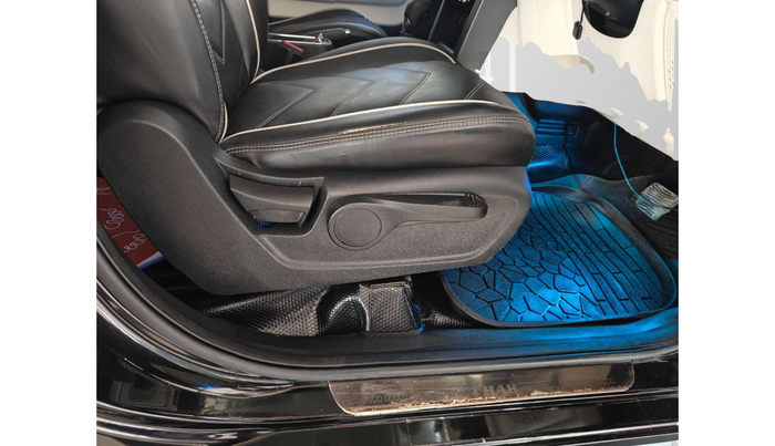 2024 Mahindra Thar Roxx MX5 Petrol AT 2WD , Petrol, Automatic, 31,514 km, Driver Side Adjustment Panel