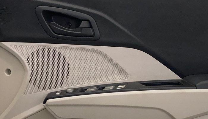 2020 Mahindra XUV300 W4 1.2 PETROL, Petrol, Manual, 61,281 km, Driver Side Door Panels Control