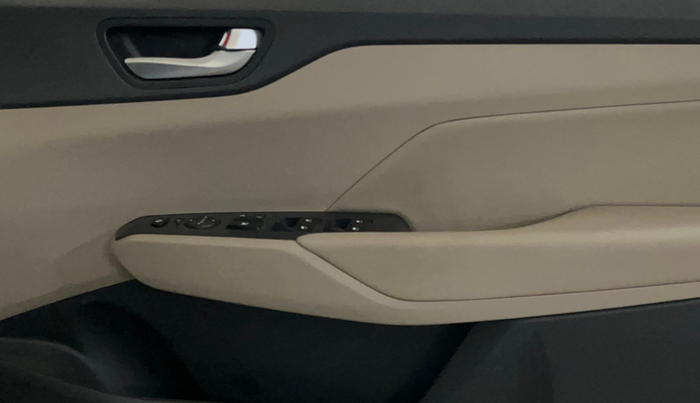 2018 Hyundai Verna 1.6 VTVT SX (O) AT, Petrol, Automatic, 90,449 km, Driver Side Door Panels Control