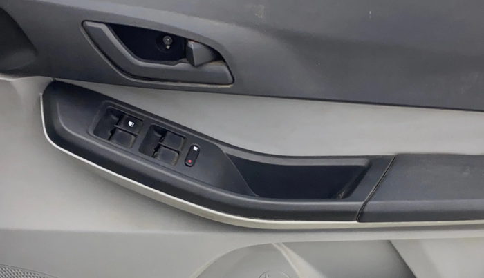 2021 Tata Tiago XT LIMITED EDITION PETROL, CNG, Manual, 1,04,937 km, Driver Side Door Panels Control