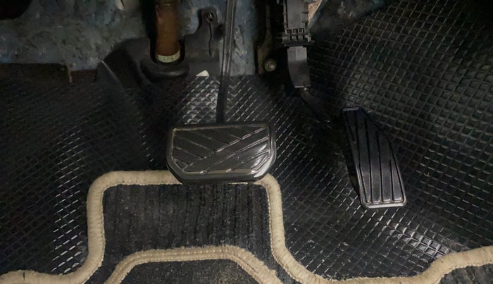 2018 Maruti Swift VXI AMT, Petrol, Automatic, 41,407 km, Pedals