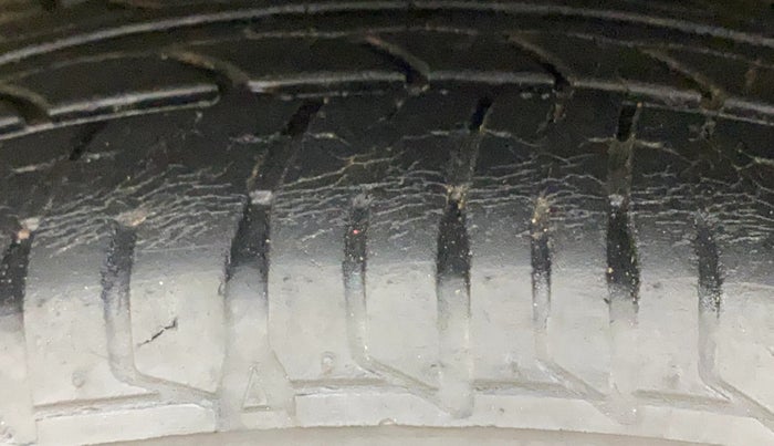 2017 Volkswagen Polo HIGHLINE1.2L, Petrol, Manual, 67,745 km, Left Front Tyre Tread