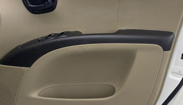 2014 Hyundai i10 MAGNA 1.1, CNG, Manual, 27,578 km, Driver Side Door Panels Control