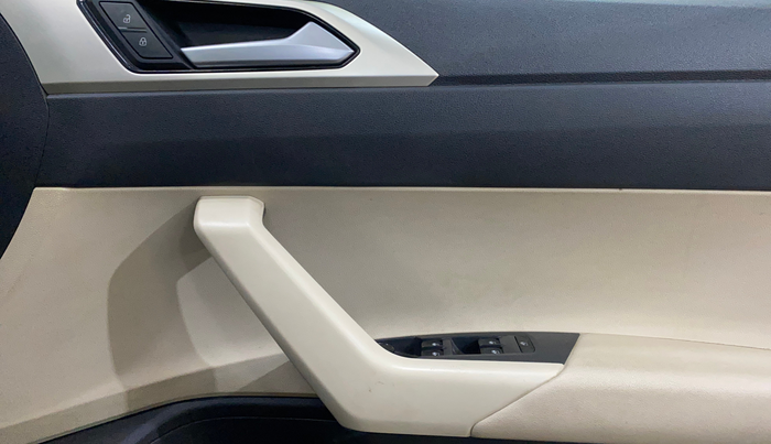 2022 Volkswagen VIRTUS TOPLINE TSI 1.0 AT, Petrol, Automatic, 16,917 km, Driver Side Door Panels Control