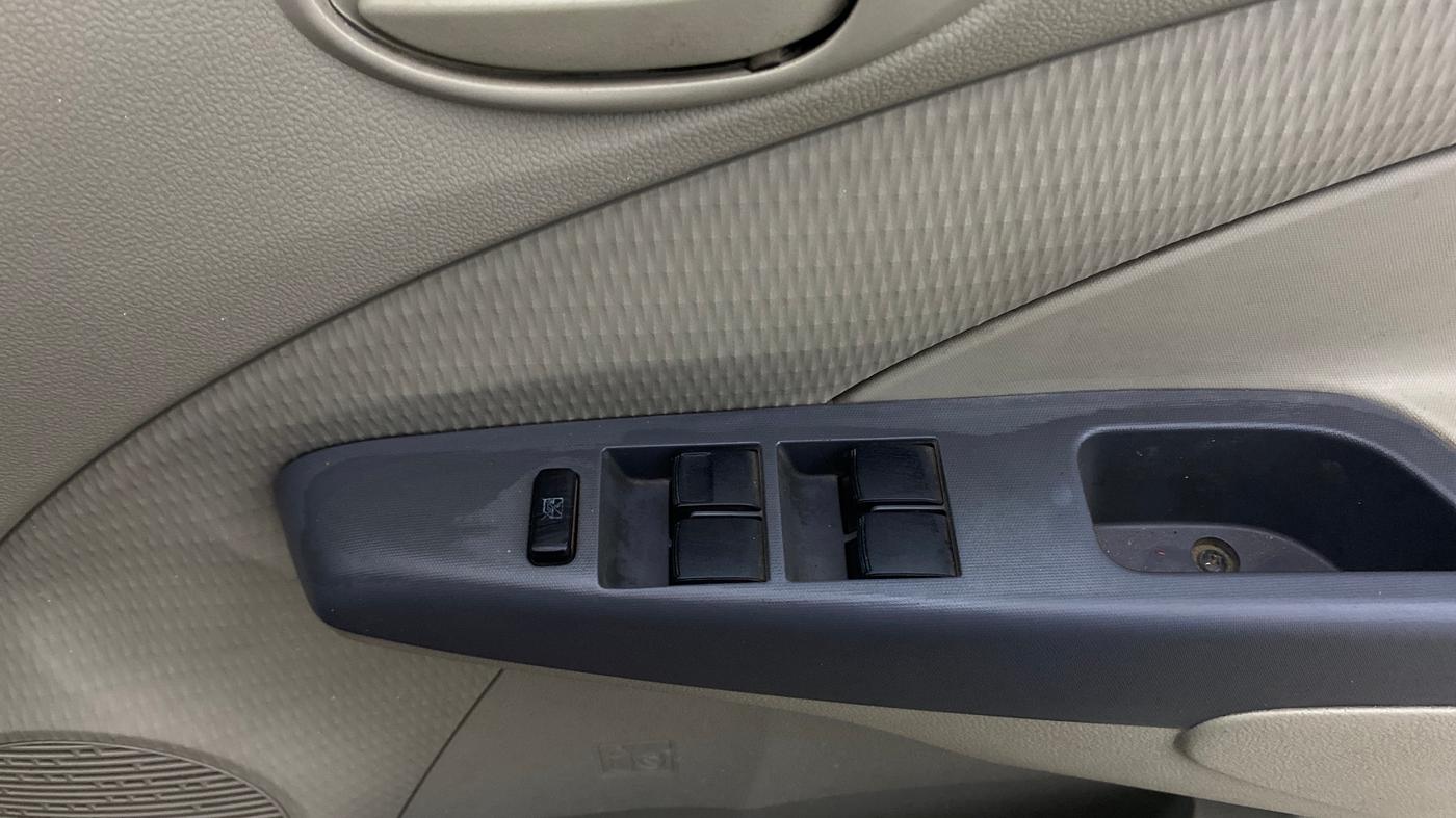 2014 Toyota Etios Liva G, Petrol, Manual, 36,392 km, Driver Side Door Panels Control