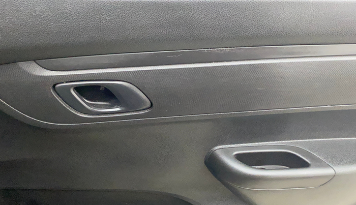 2017 Renault Kwid RXT 1.0 AMT, Petrol, Automatic, 25,081 km, Driver Side Door Panels Control