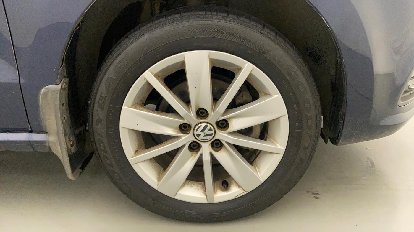 2015 Volkswagen Polo HIGHLINE1.2L, Petrol, Manual, 25,999 km, Right Front Wheel
