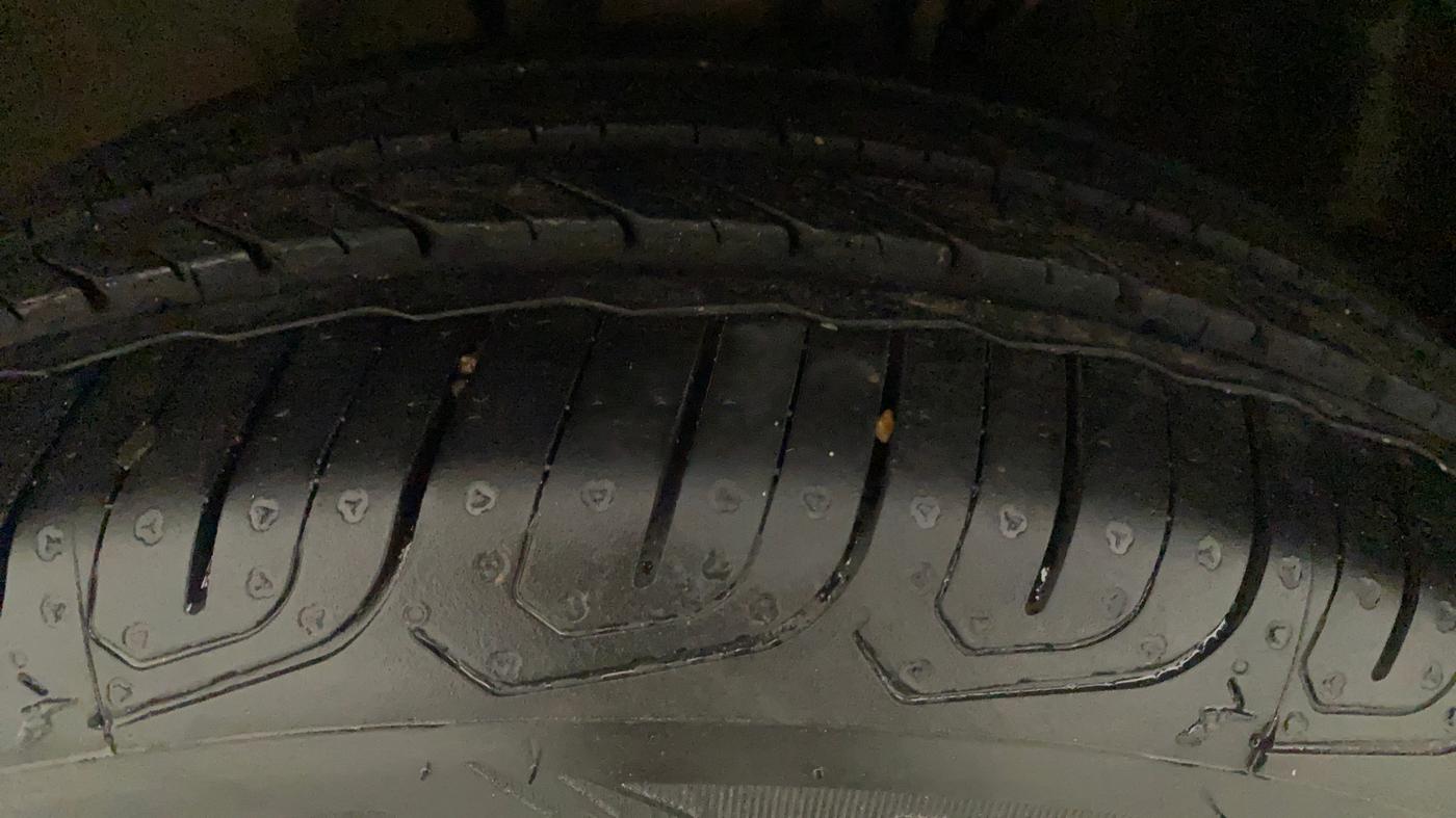 2015 Volkswagen Polo HIGHLINE1.2L, Petrol, Manual, 25,999 km, Left Front Tyre Tread