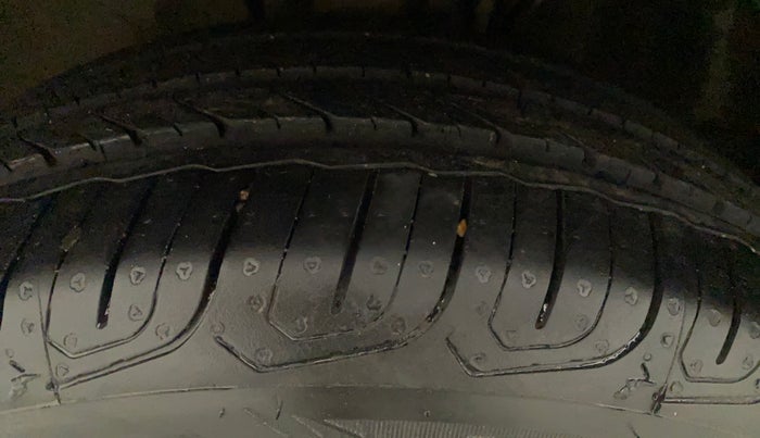 2015 Volkswagen Polo HIGHLINE1.2L, Petrol, Manual, 25,999 km, Left Front Tyre Tread