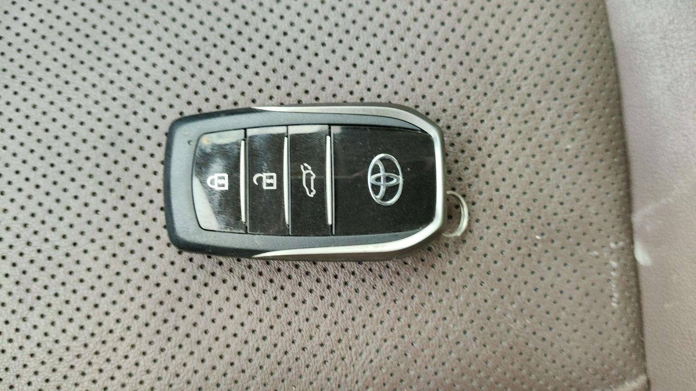 2023 Toyota INNOVA HYCROSS ZX HYBRID 7 STR, Hybrid, Automatic, 48,418 km, Key Close Up