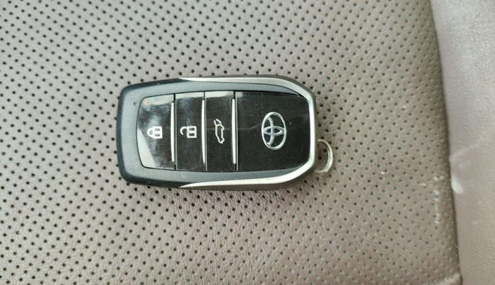 2023 Toyota INNOVA HYCROSS ZX HYBRID 7 STR, Hybrid, Automatic, 48,418 km, Key Close Up