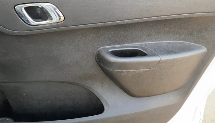 2018 Renault Kwid RXT 1.0 (O), CNG, Manual, 1,36,146 km, Driver Side Door Panels Control