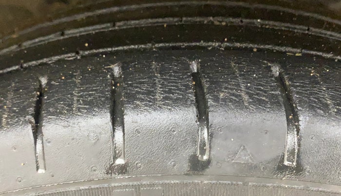 2016 Maruti Baleno ZETA PETROL 1.2, Petrol, Manual, 1,07,222 km, Right Front Tyre Tread