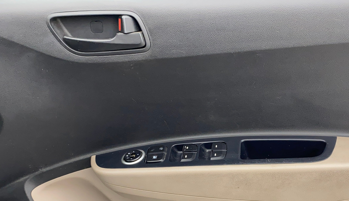 2016 Hyundai Grand i10 MAGNA 1.2 KAPPA VTVT, Petrol, Manual, 1,00,598 km, Driver Side Door Panels Control