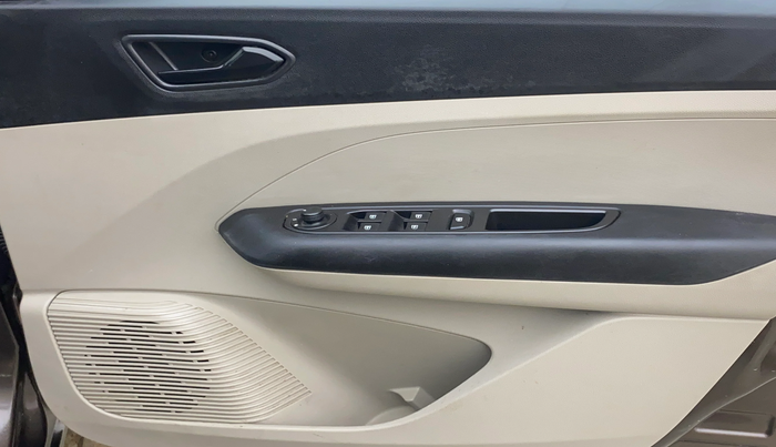 2022 Renault TRIBER RXT, Petrol, Manual, 52,550 km, Driver Side Door Panels Control