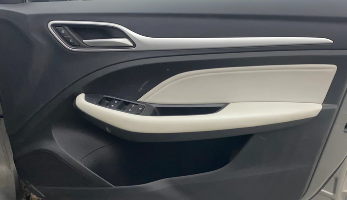 2023 MG ASTOR SHARP 1.5 CVT, Petrol, Automatic, 35,136 km, Driver Side Door Panels Control