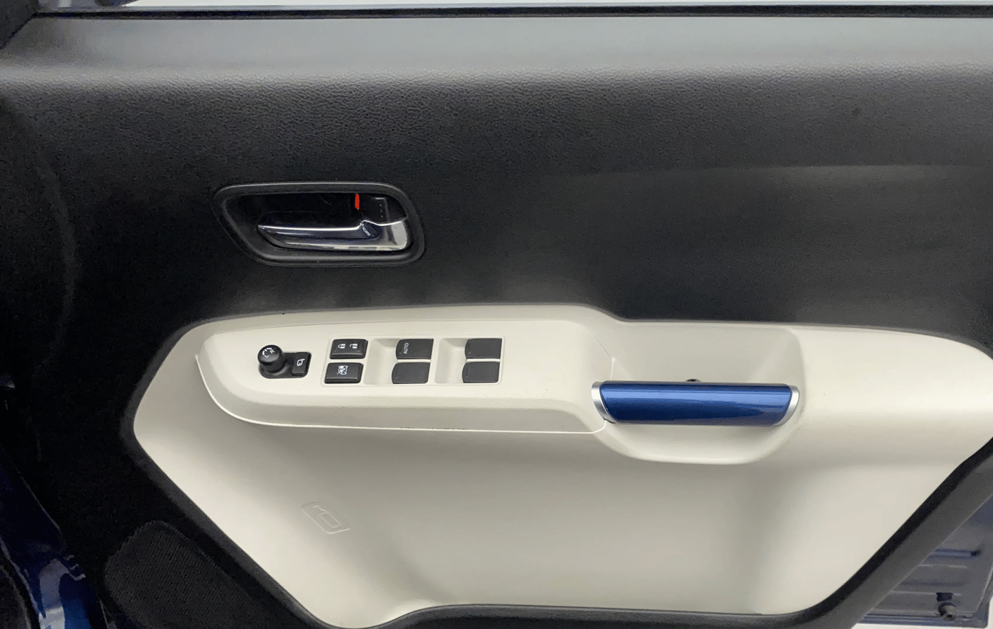 2023 Maruti IGNIS ALPHA 1.2, Petrol, Manual, 34,979 km, Driver Side Door Panels Control