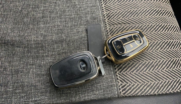 2023 Tata ALTROZ XZ CNG, CNG, Manual, 27,081 km, Key Close Up