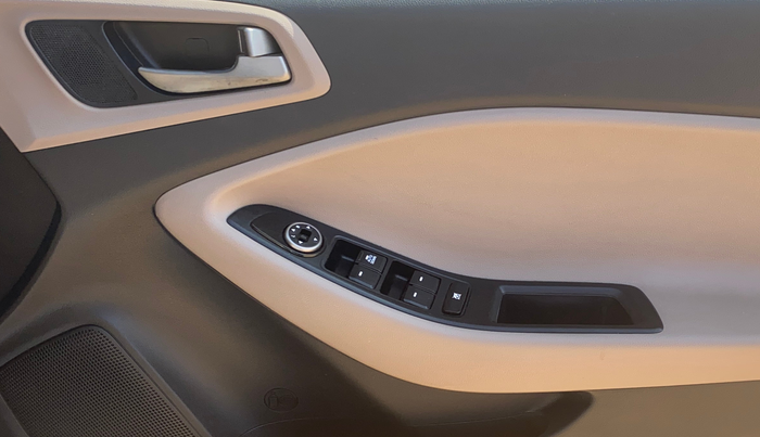 2016 Hyundai Elite i20 MAGNA 1.2, Petrol, Manual, 53,399 km, Driver Side Door Panels Control