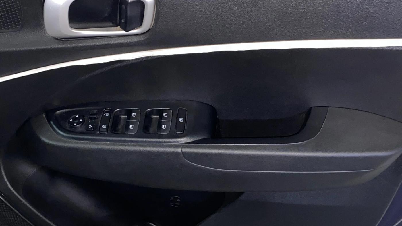 2020 Hyundai VENUE S+ 1.2, Petrol, Manual, 20,005 km, Driver Side Door Panels Control